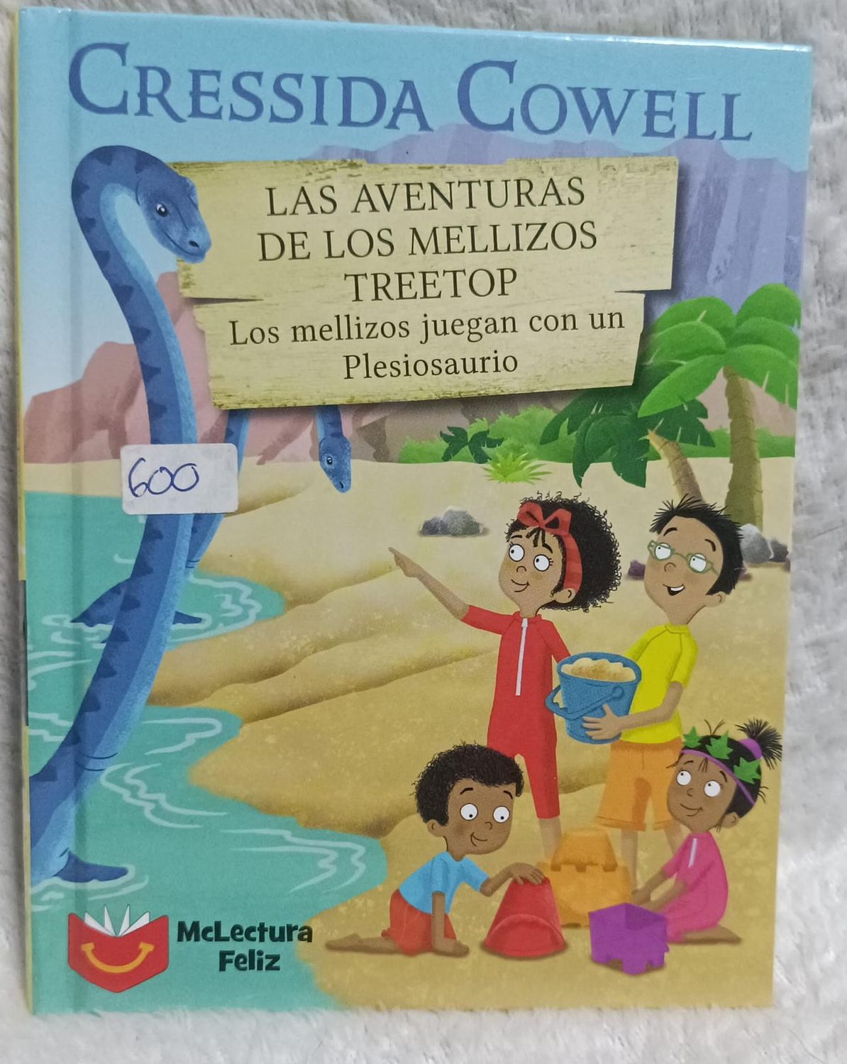 NELA-i, &quot;Las Aventuras de los Mellizos Treetop: Los mellizos juegan con un Plesiosaurio&quot;, escrito por Cressida Cowell.