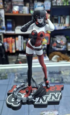 SH Harley Quinn Figura DC Collectibles Limited Edition Estatua Numero 1657 de 5000 Red Black and White