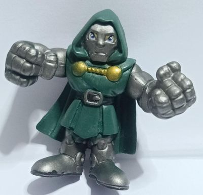 NELA-s, Doctor Doom Marvel Legends 2,4 Pulgadas