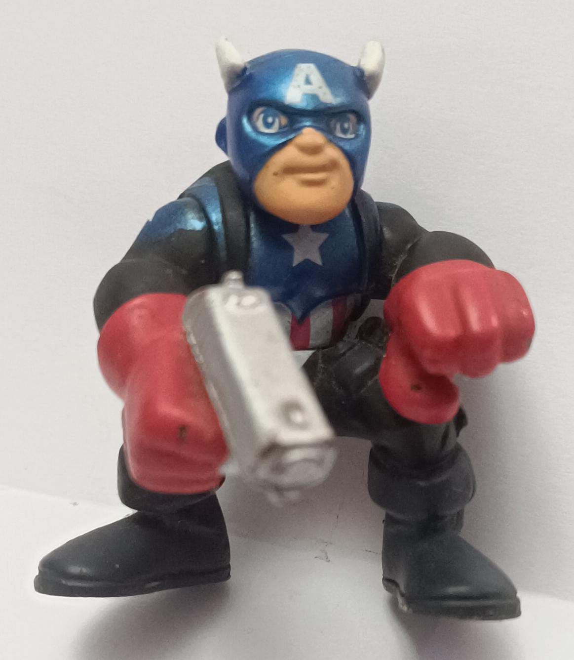 NELA-q, Capitán América &quot;Marvel Super Hero Squad&quot; 2 pulgadas