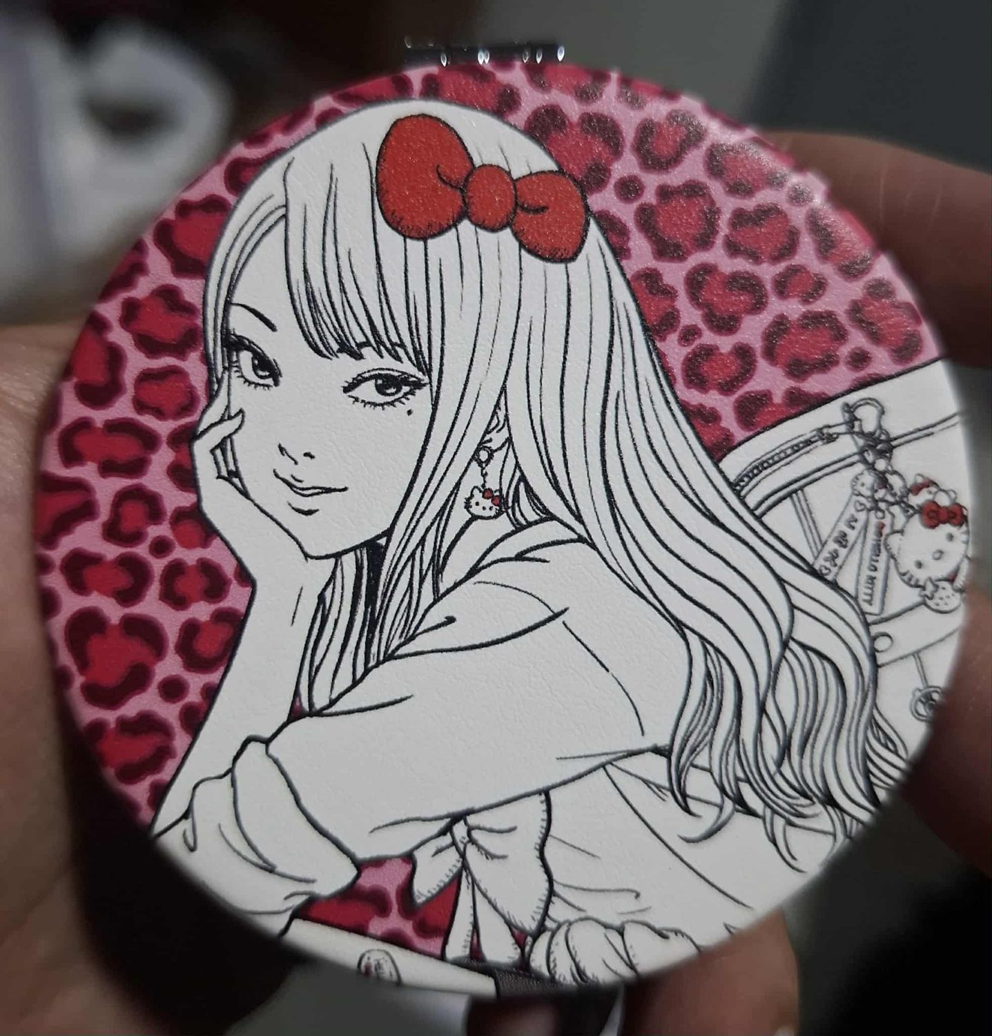 SHX2-20k Junji Ito Hello Kitty Gal Tomie Espejo Compacto Colaboracion