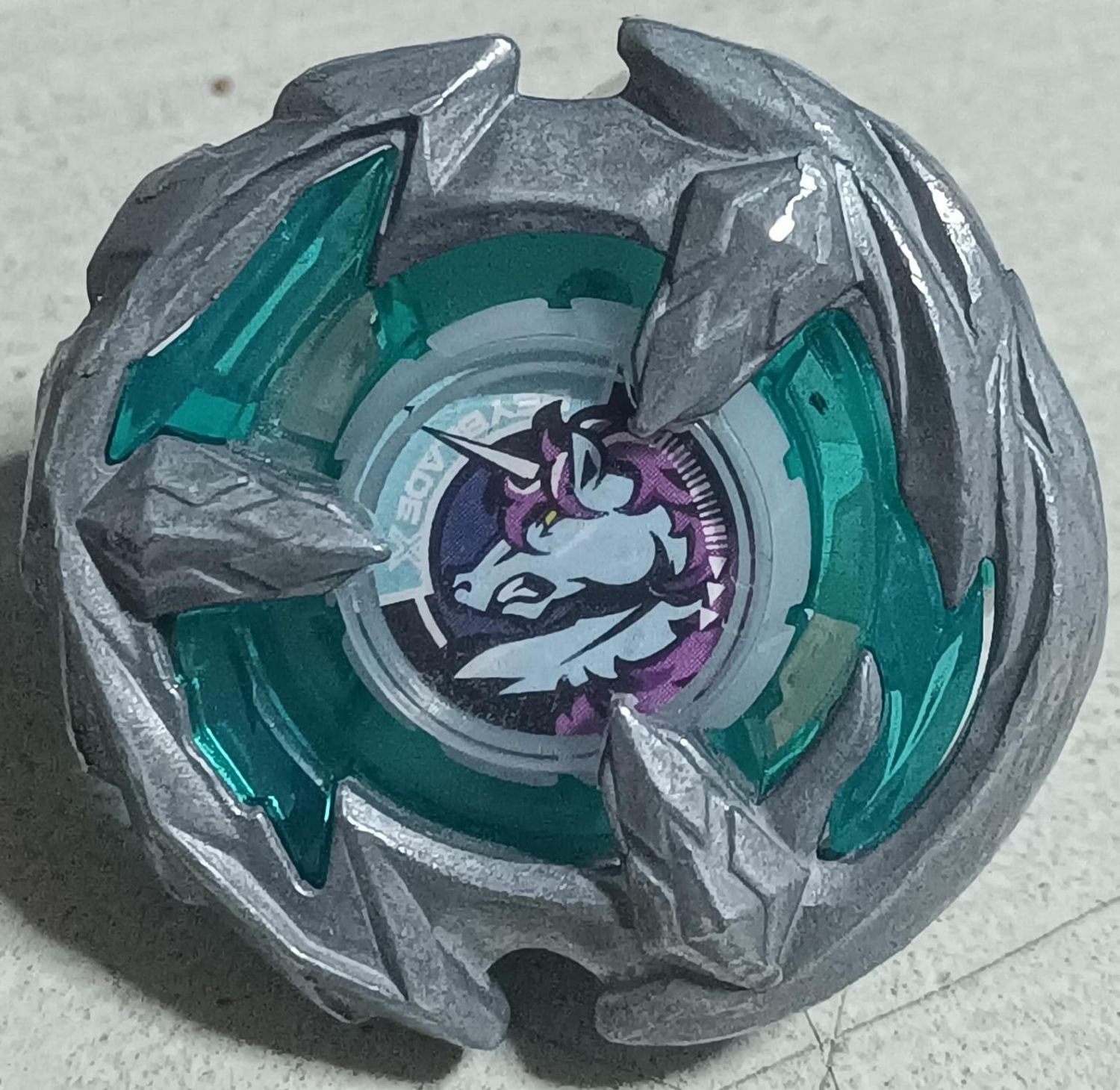SHB-4k Beyblade Turquesa Beyblade X Booster Unicorn Sting 5-60GP.  Diseño Versátil Ataque/Defensa.