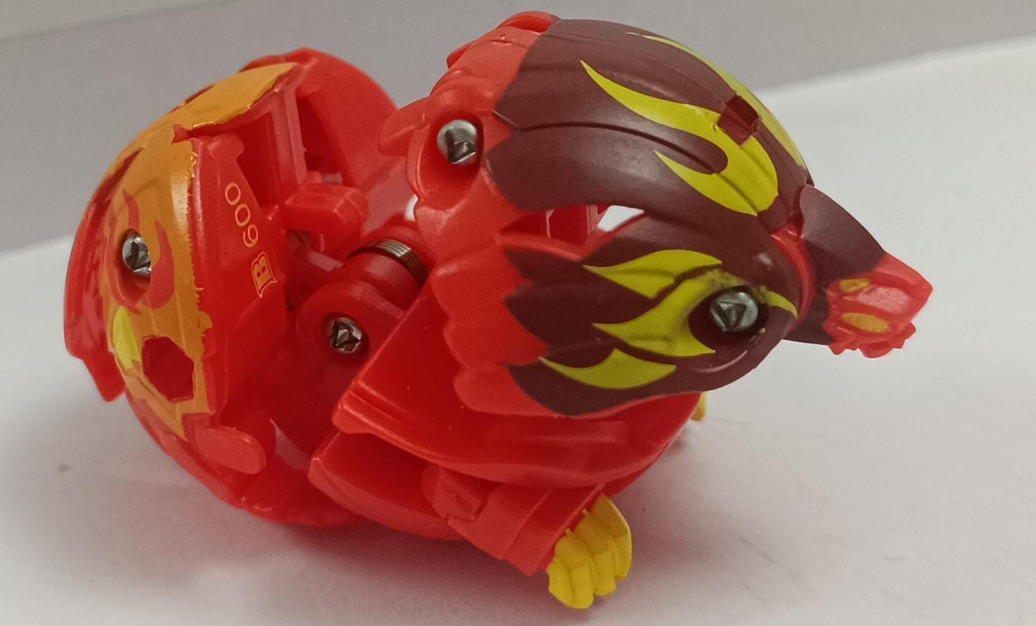SHB-4k Bakugan Amarillo 16 Bakugan Pyrus Titan Dragonoid B700. Battle Planet.