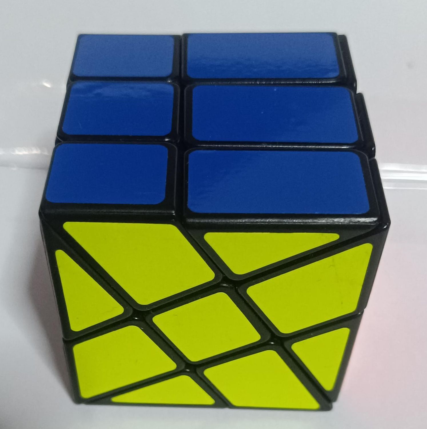 SHX4 Cubo Windmill de QiYi. Es una modificación de forma del clásico cubo de Rubik 3x3. Verde, Amarillo, Rojo, Blanco, Azul