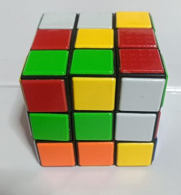 SHX4 Cubo Windmill de QiYi  Modificación de forma del clásico cubo de Rubik 3x3. Verde, Amarillo, Rojo, Blanco.