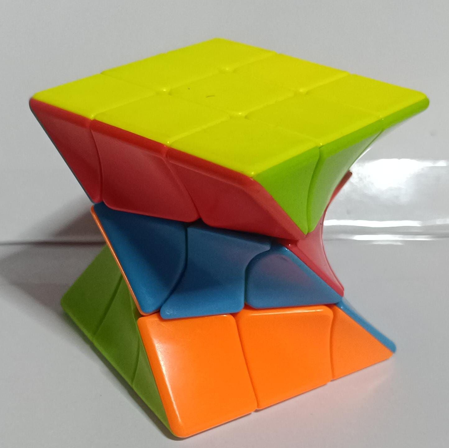 SHX4 Cubo Twisted Cube o cubo torcido  Es una modificación del cubo de Rubik 3x3x3.