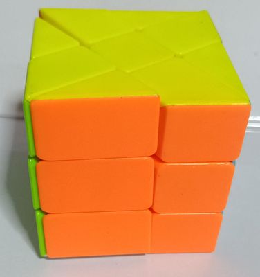 SHX4 Cubo Rubik Windmill una variación del clásico cubo de 3x3 Amarillo, Anaranjado, Verde, Celeste, Blanco.