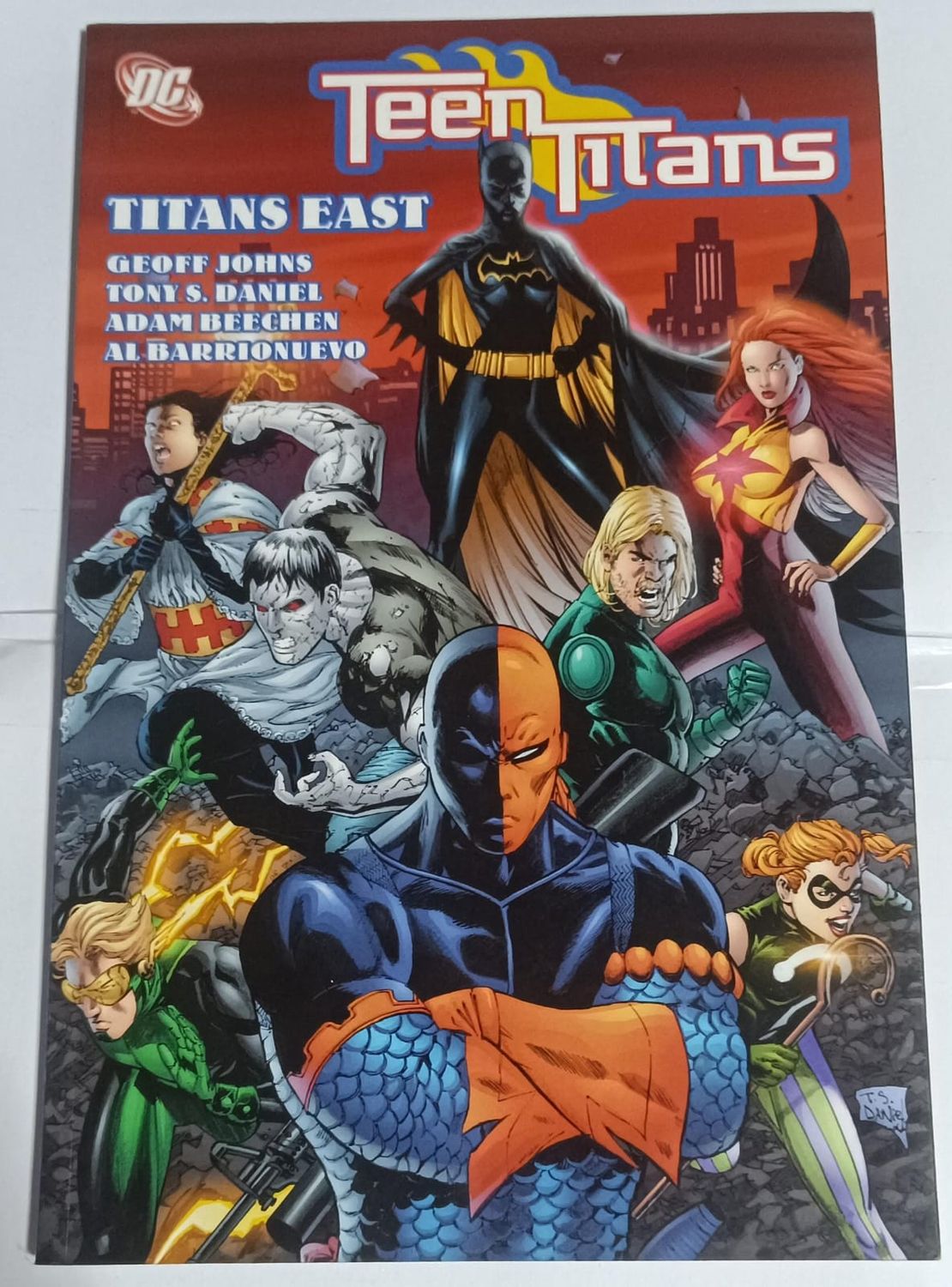 NELA-n, Teen Titans Comic Tapa Blanda DC Ingles