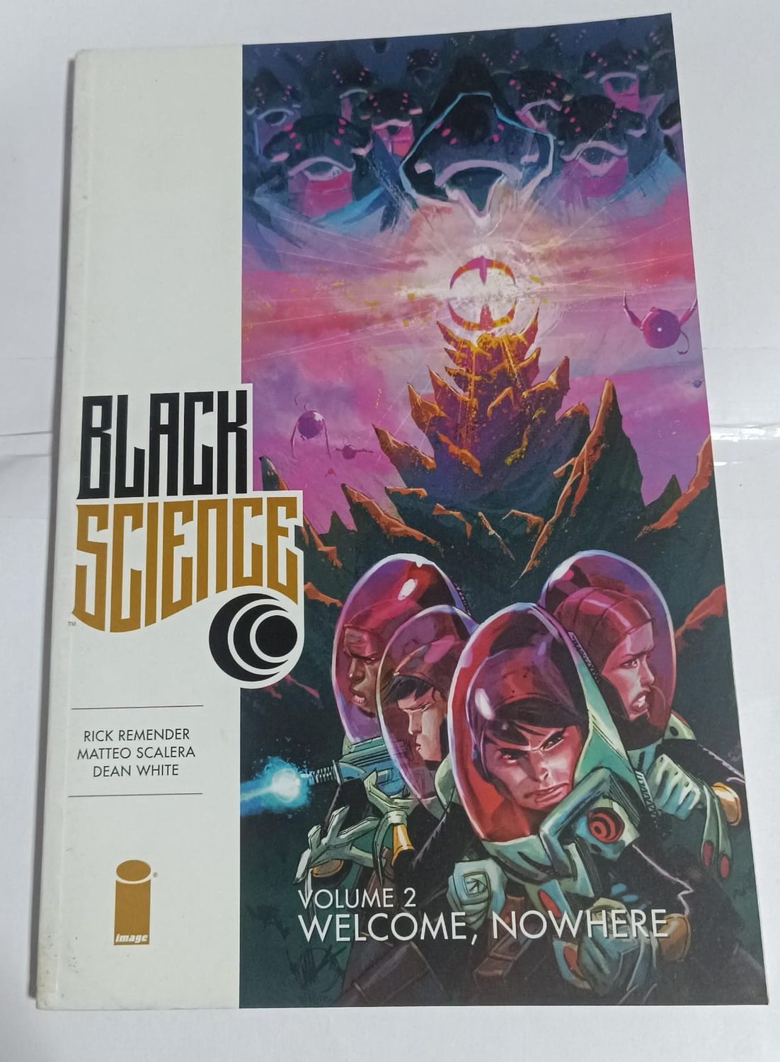 NELA-n, NELA-n, Black Science Welcome Nowhere Comic  Tapa Blanda Volumen 2 Ingles