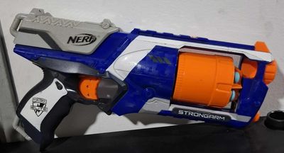 BA37 Nerf Pistola de Dardos Strongarm con 5 Dardos