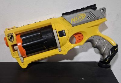 BA37 Nerf Pistola de Dardos Maverick Rev-6 Con 6 Dardos