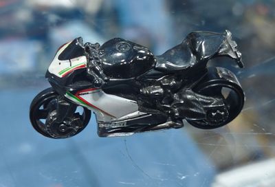Motos