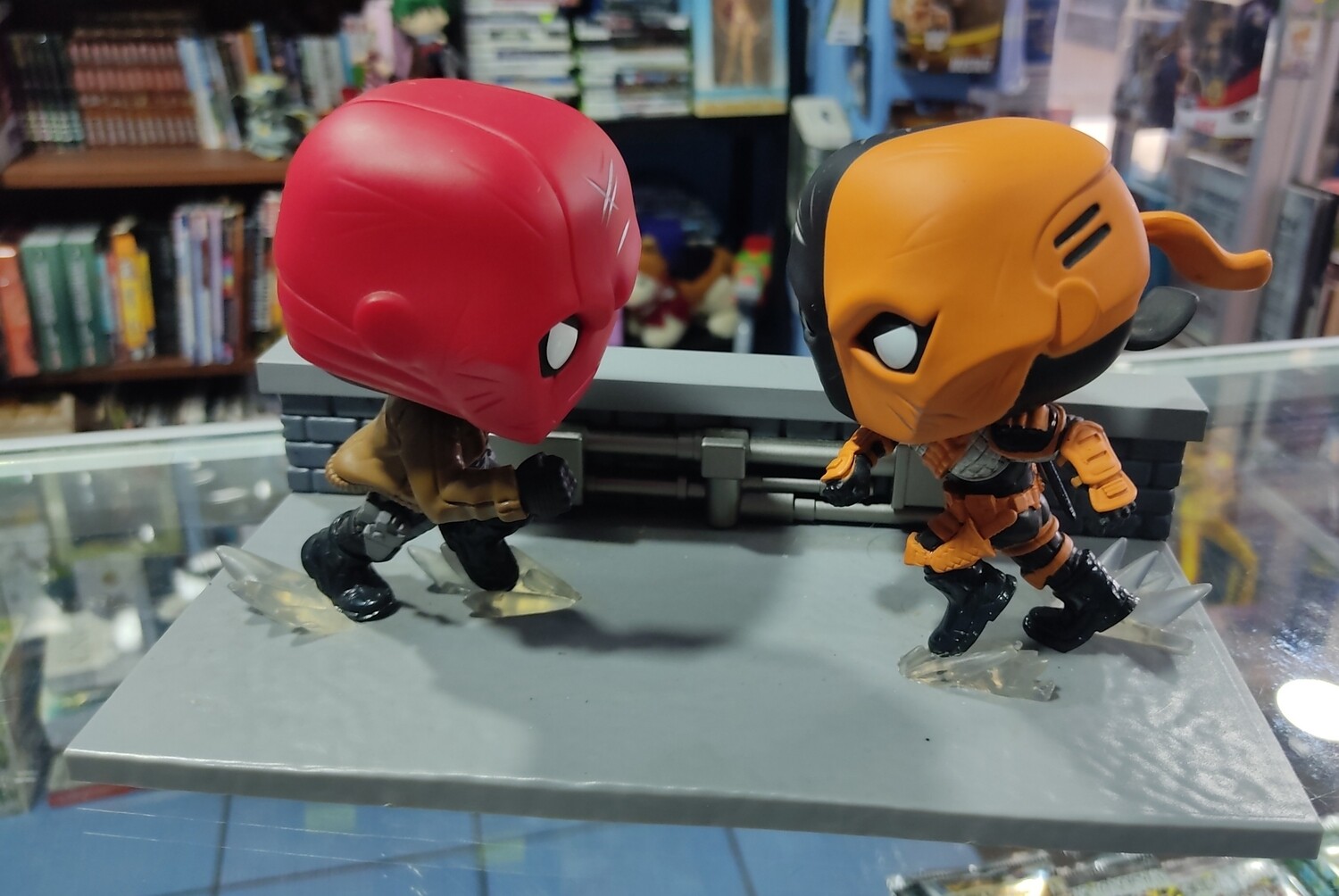 SJ3 Red Hood vs Deathstroke Funko Pop Suelto