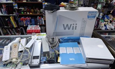 SJ Nintendo Wii Consola Completa con 4 Controles Uno de Zelda Dorado