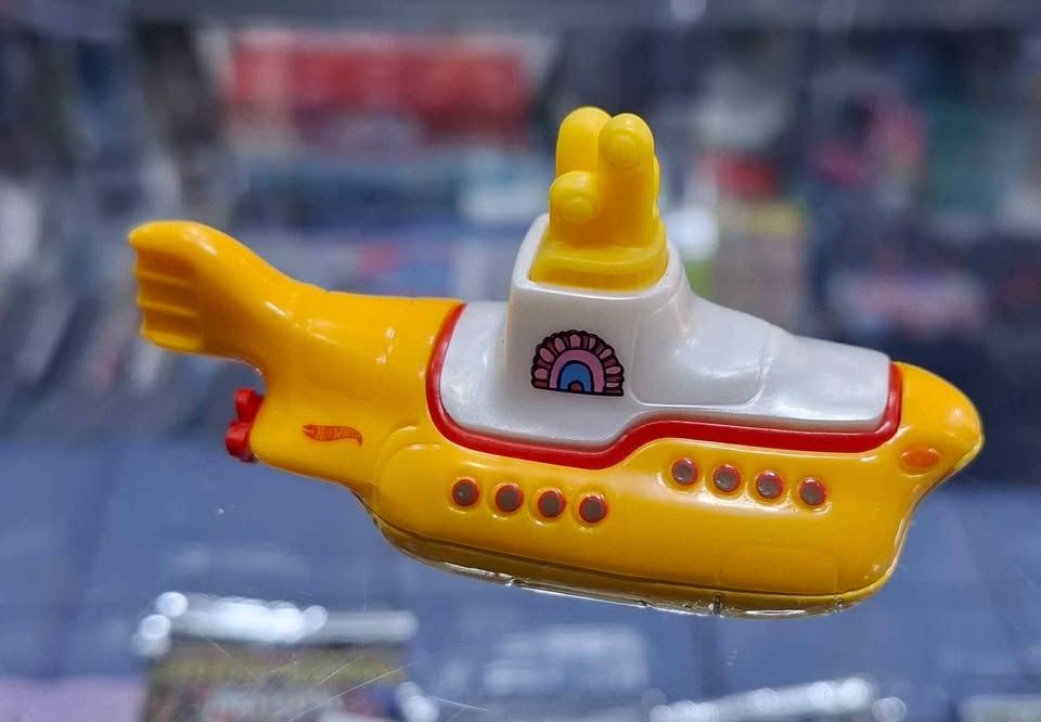 SJ The Beatles Hot Wheels Yellow Submarine