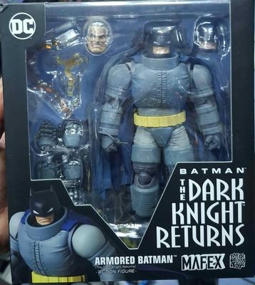 SJ1 Armored Batman Figura The Dark Knight Returns Mafex Medicom