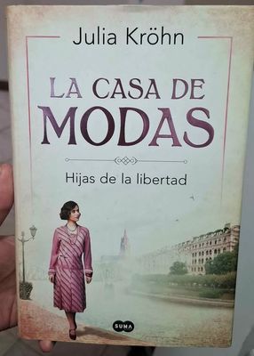 SH1 La Casa de Modas Libro Tapa Dura Español Hijas de la Libertad Julia Krohn