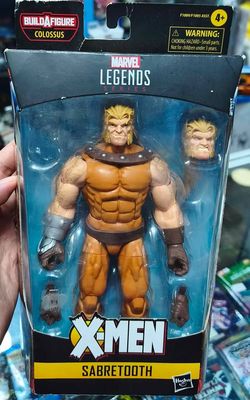 SJ1 Sabertooth Figura Marvel Legends Sin BAF