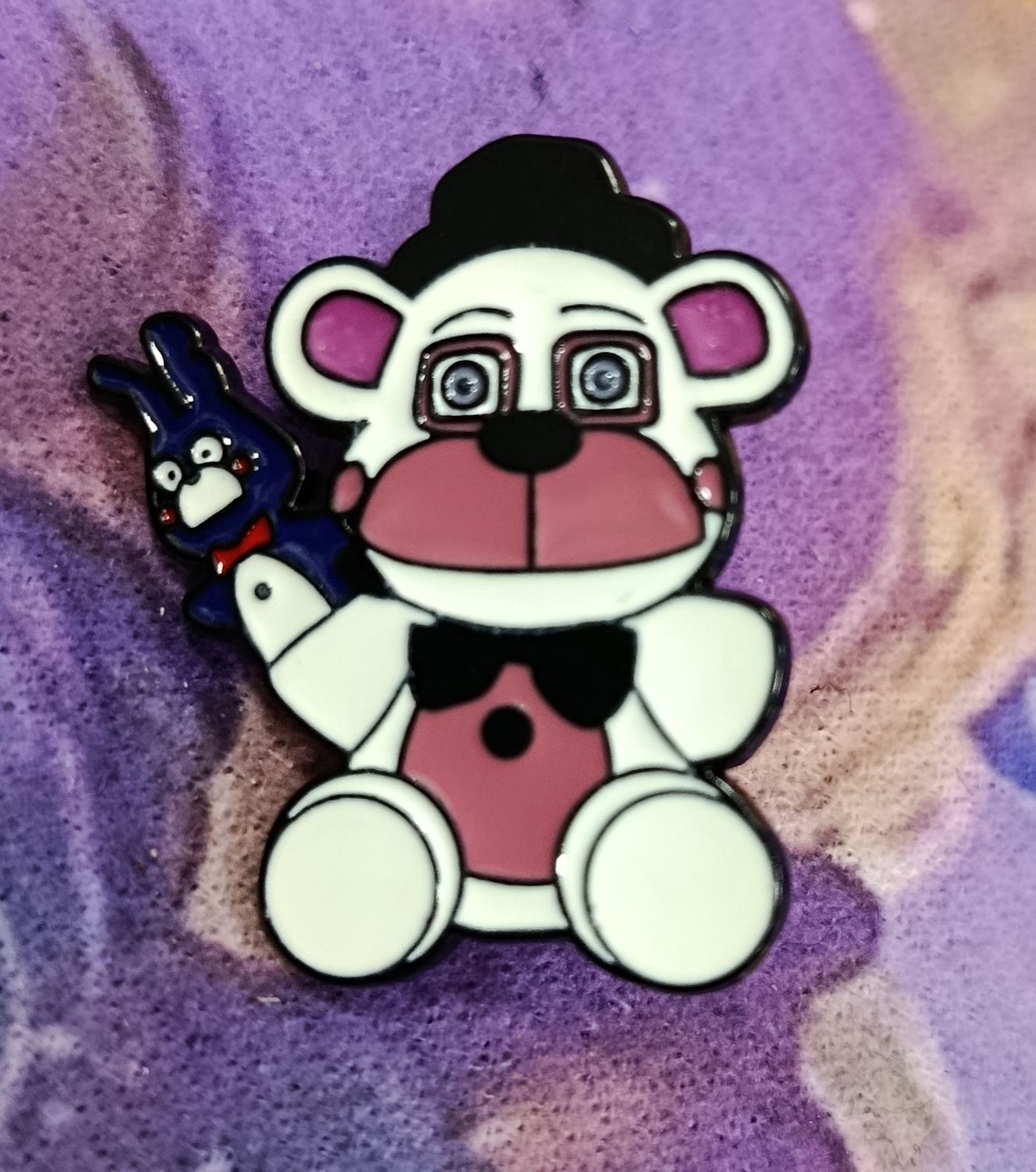 KM Pin de Metal Esmaltado, Funtime Freddy from the video game Five Nights at Freddy's.