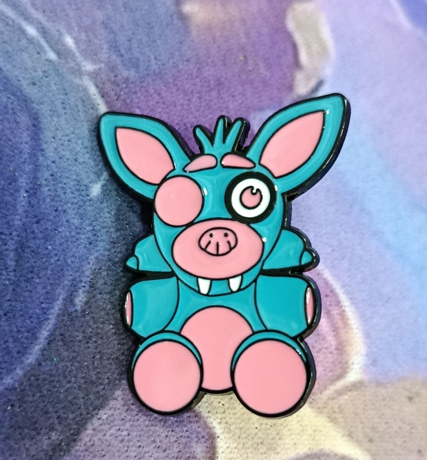 KM Pin de Metal Esmaltado,  Blacklight Foxy Five Nights  Freddy's