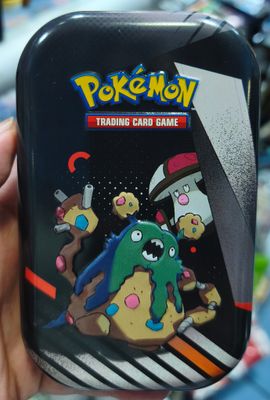 SJ2 Garbodor Mini Lata Vacia de Pokémon TCG