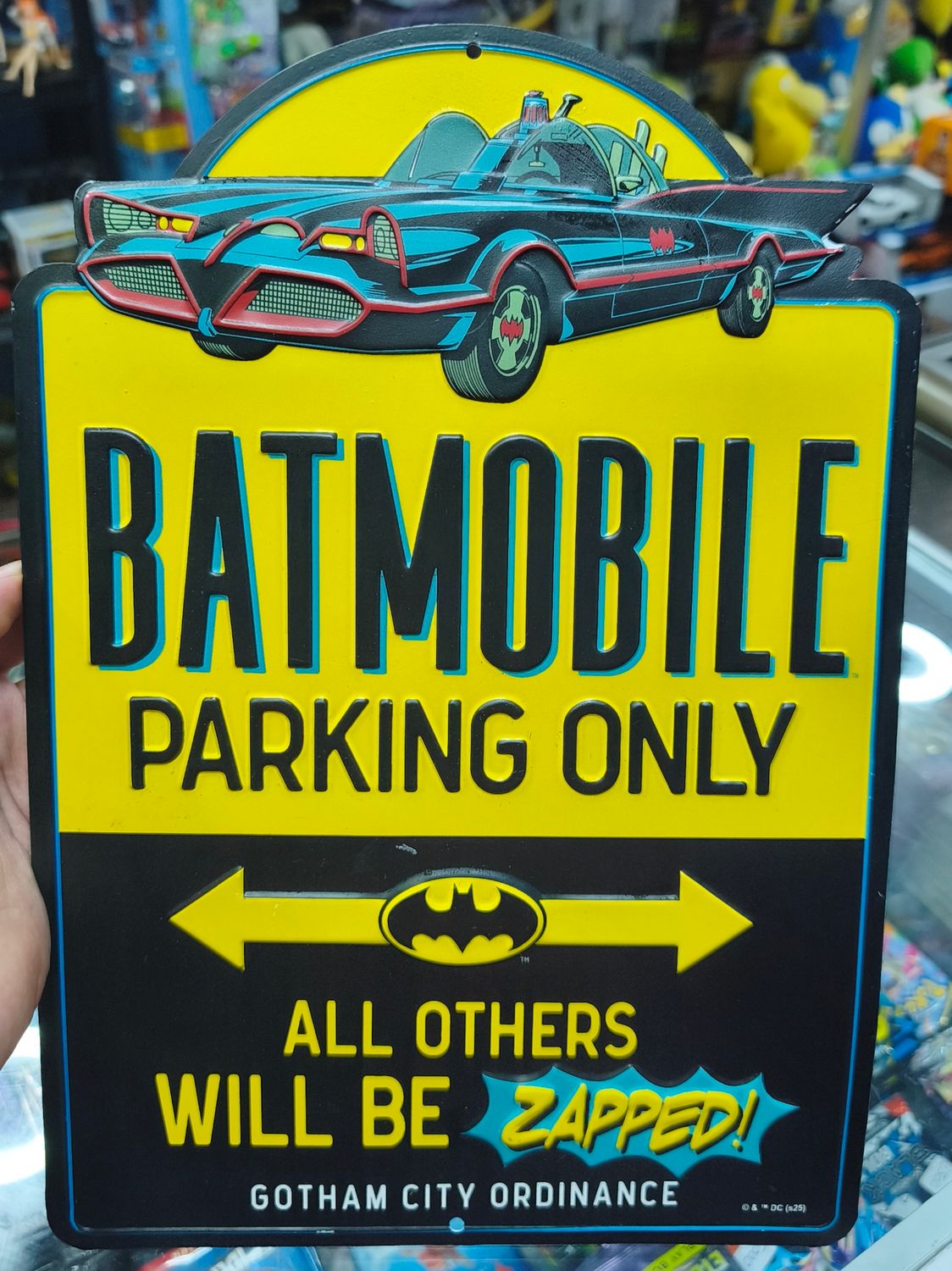 SJ2 Batmobile Parking Only Lata Decorativa Batman DC Oficial Open Road Brands