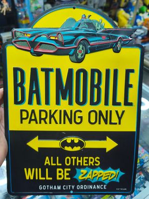 SJ2 Batmobile Parking Only Lata Decorativa Batman DC Oficial Open Road Brands