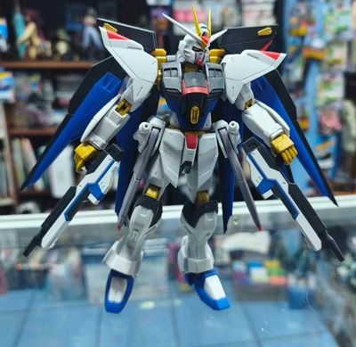 SJ1 Strike Freedom Gundam Figura Bandai