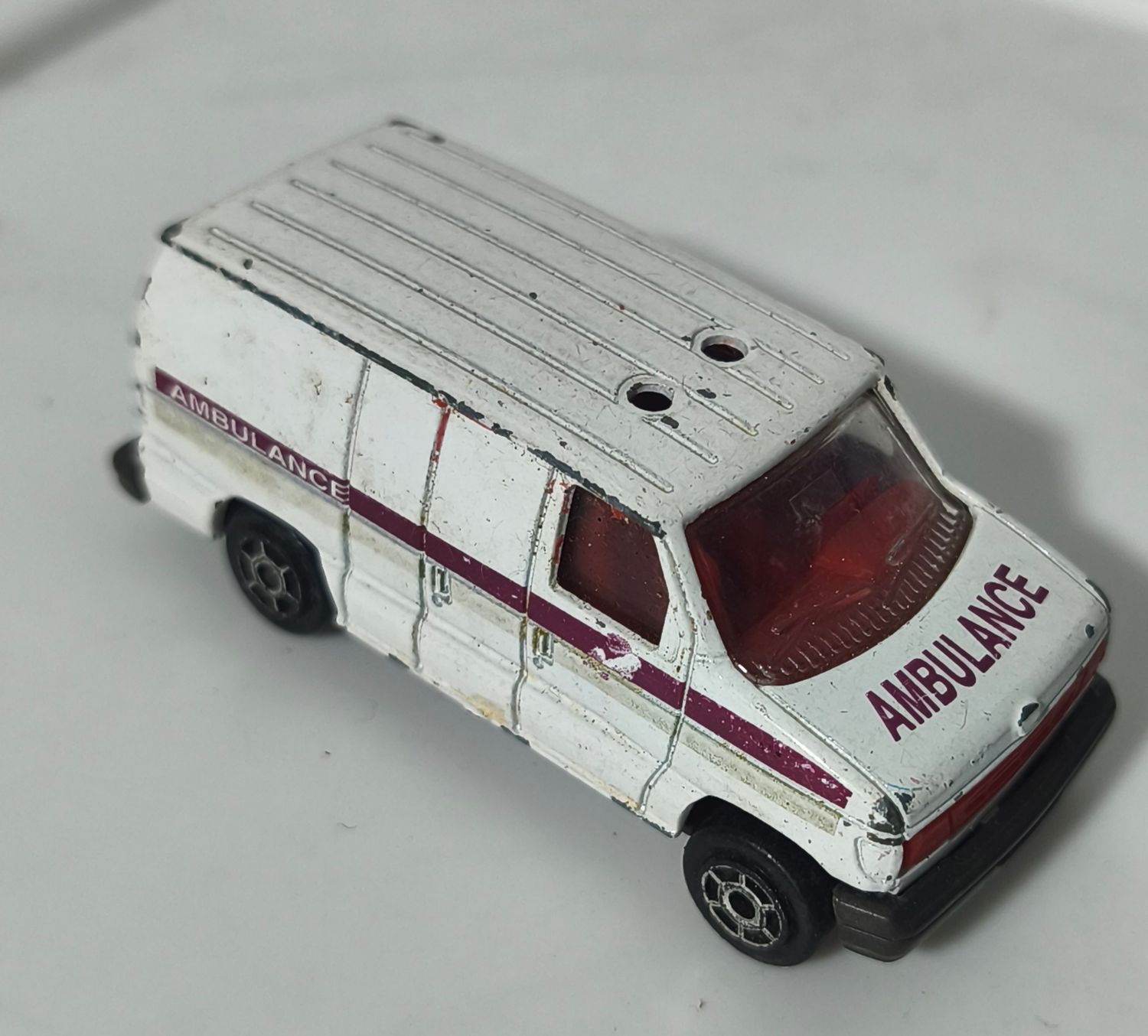 SJ6 Ambulancia Majorette Ford 1/63