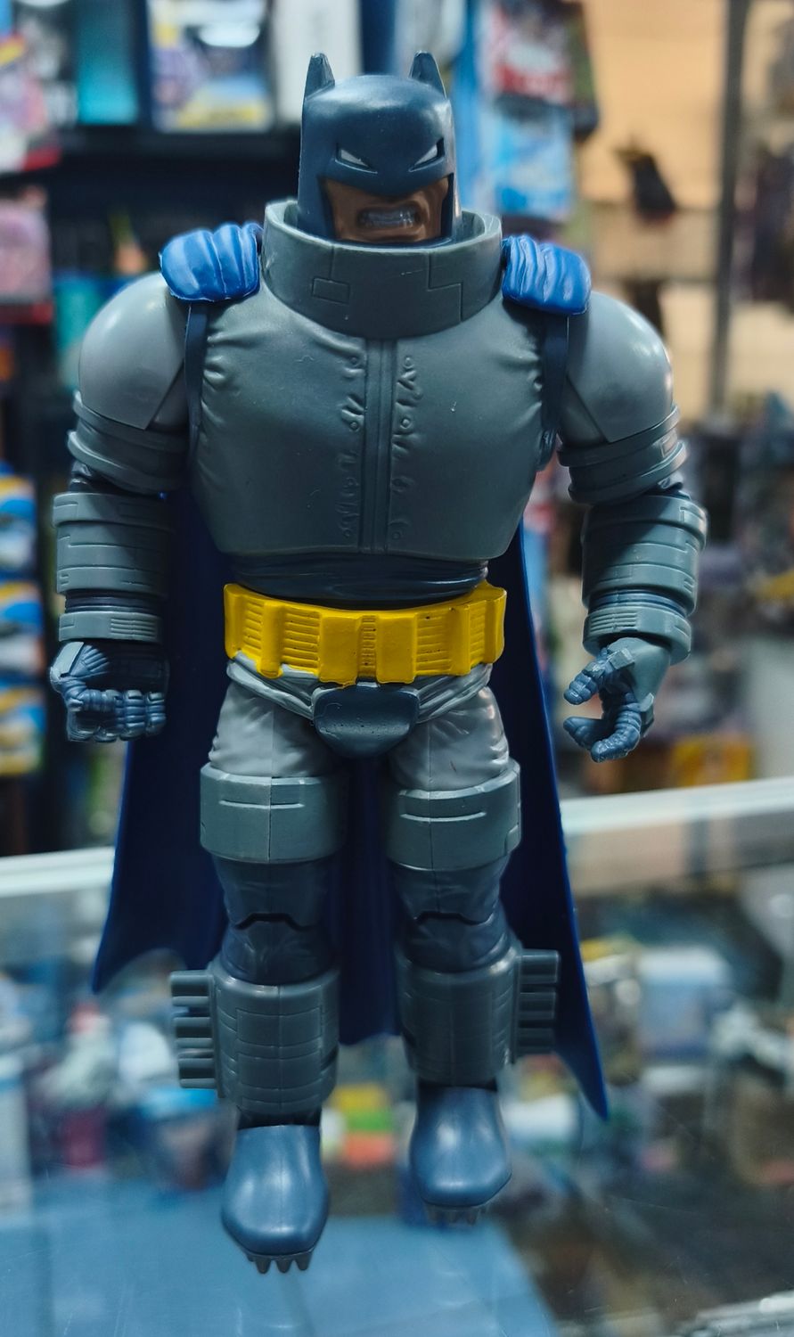 SJ1 Armored Batman Figura Dark Knight DC Mattel Incluye Arma