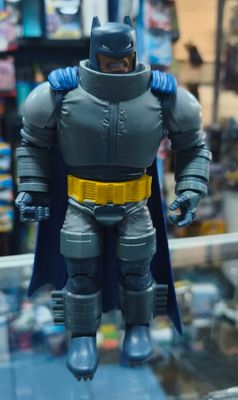 SJ1 Armored Batman Figura Dark Knight DC Mattel Incluye Arma