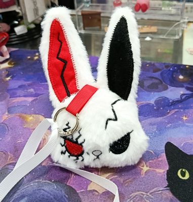 KM Llavero Conejo de Peluche Punk Blanco y Rojo