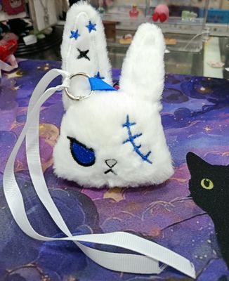 KM Llavero Conejo de Peluche Punk Blanco y Azul
