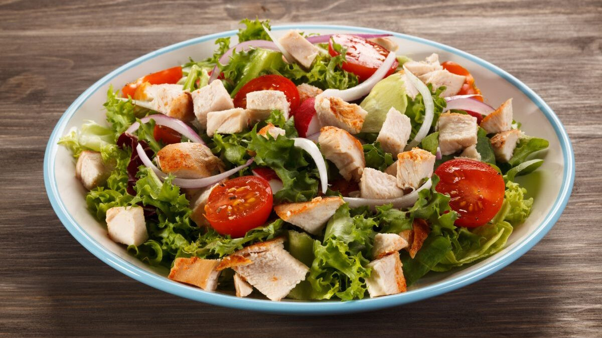 Ensalada de queso mozzarella y pollo crocante