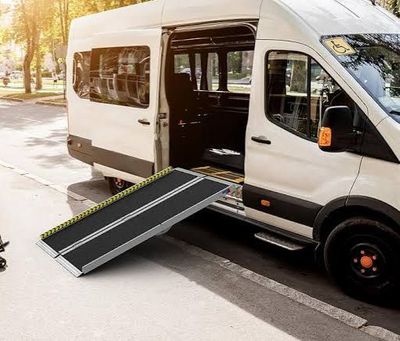 A/Desde Aeropuerto de Cancún a Zona Hotelera Cancún, traslado privado. Tarifa por camioneta con Rampa. Capacidad de 1-3 pasajeros.