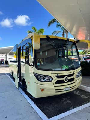 A/Desde Aeropuerto de Cancún a hoteles en Puerto Morelos. Zona 1, traslado privado. Tarifa por Mini Bus. Capacidad 25 pasajeros.