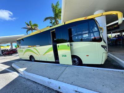A/Desde Aeropuerto de Cancún a hoteles en Puerto Morelos. Zona 1, traslado privado. Tarifa por Mini Bus. Capacidad 25 pasajeros.