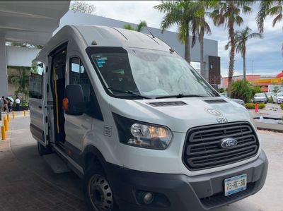 A/Desde Aeropuerto de Cancún a hoteles en Zona 2, traslado privado. Tarifa por Camioneta. Capacidad 5-8 pasajeros.