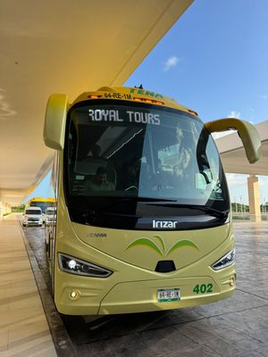 A/Desde Aeropuerto de Cancún a Zona Hotelera Cancún, traslado privado. Tarifa por Autobús. Capacidad 60 pasajeros.