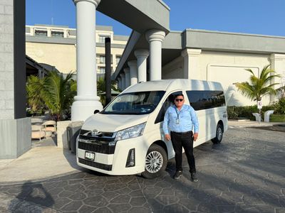 A/ Desde Aeropuerto de Cancún a Zona Hotelera Cancún, traslado privado. Tarifa por camioneta. Capacidad 4 - 6 pasajeros.