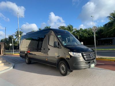 A/Desde Aeropuerto de Cancún a Zona Hotelera Cancún, traslado privado. Tarifa por camioneta. Capacidad de 9-15 pasajeros.