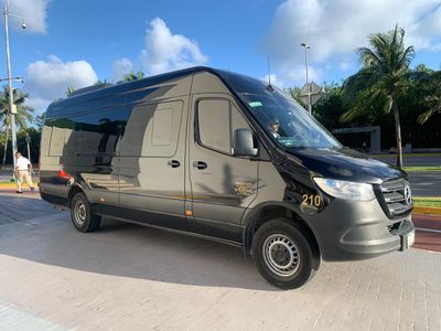 A/Desde Aeropuerto de Cancún a Zona Hotelera Cancún, traslado privado. Tarifa por camioneta. Capacidad de 9-15 pasajeros.