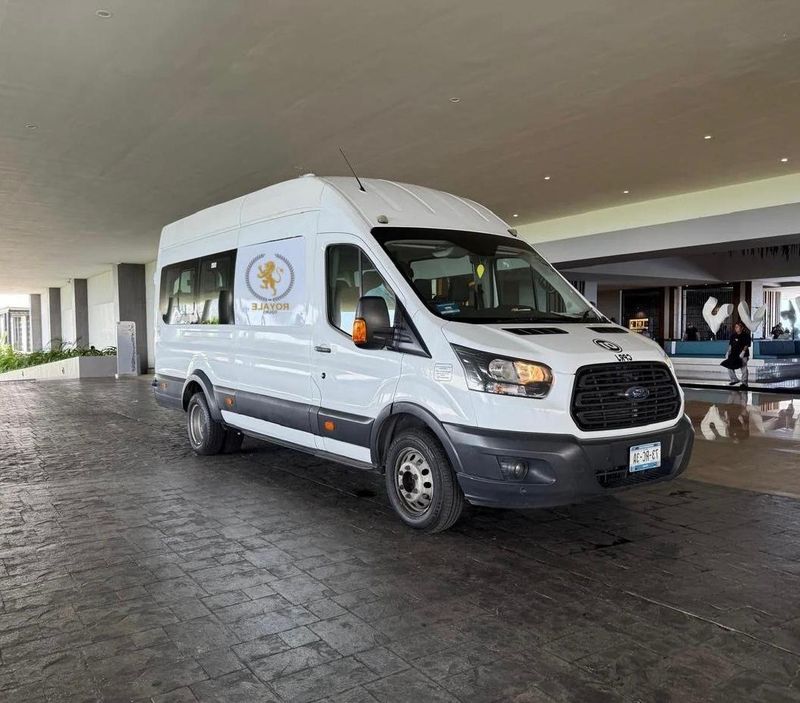 *To/From CANCUN Airport to Cancun Hotel Zone Private Transfer 4 to 6 passengers. Rate per van.