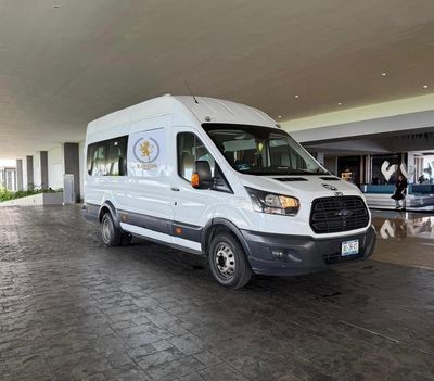 A/Desde Aeropuerto de Cancún a Zona Hotelera Cancún, traslado privado. Tarifa por camioneta. Capacidad de 7 - 8 pasajeros.
