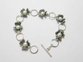 Flower & Pearl Bracelet Flower & Pearl Bracelet