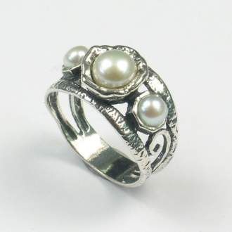 Triple Pearl Ring Triple Pearl Ring