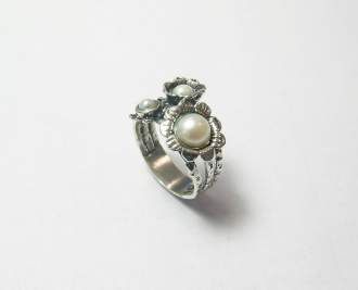 Triple Pearl Ring Triple Pearl Ring