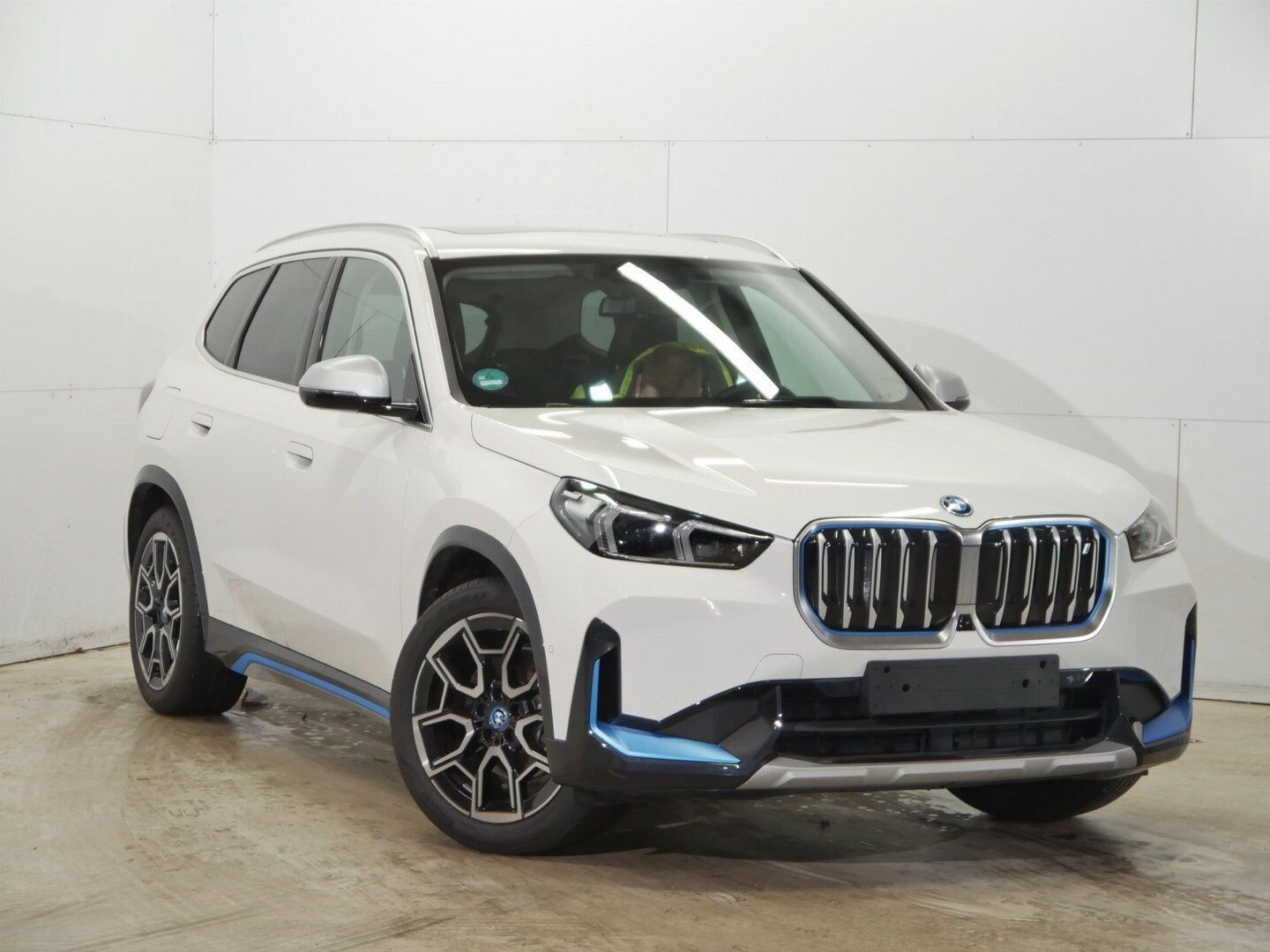 BMW iX 1 xDrive 30 ALPINE WHITE (LHD) 01/2023