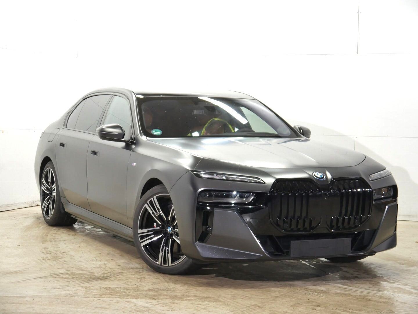 BMW i7 60 xDrive eDrive (LHD) FROZEN DEEP GREY METALLIC 12/2022