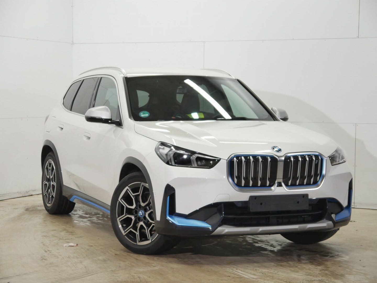 BMW iX 1 xDrive 30 ALPINE WHITE METALLIC (LHD) 02/2023 BMW iX 1 xDrive 30 ALPINE WHITE METALLIC (LHD) 02/2023